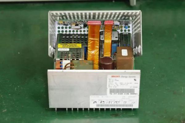 ，外殼邊緣沖扣直接卡在內部PCB上